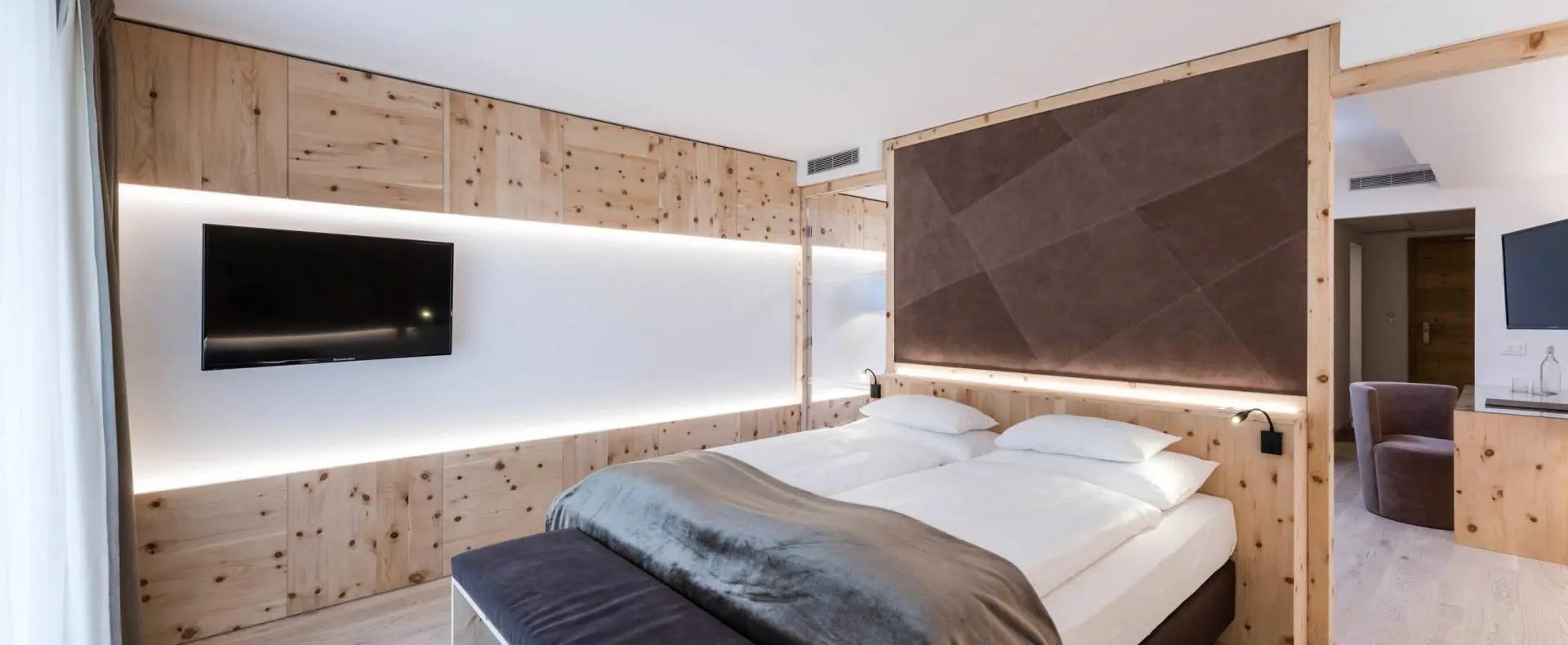 TV, Doppelbett, Sitzgelegenheit, Schreibtisch, TV, Holz, Modern