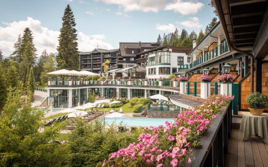Ansicht aussen Frühjahr, Alpin Resort Sacher