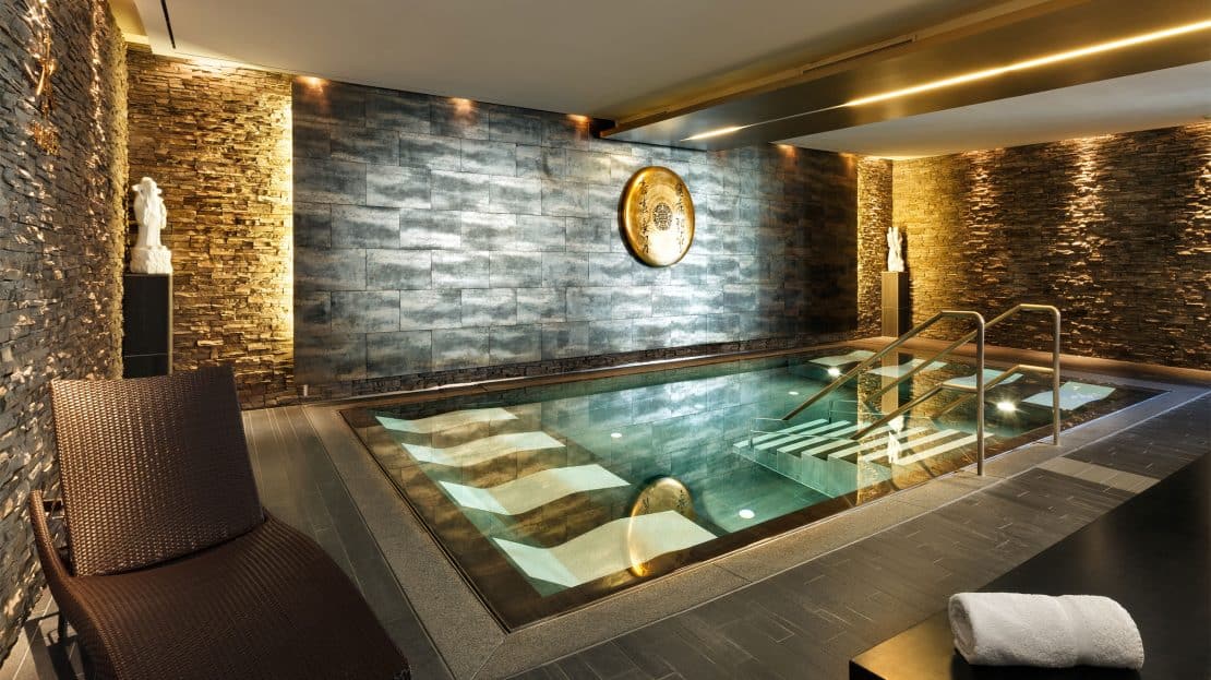 Asia Hotel & Spa, kleines Schwimmbecken mit Stiege zum Einstieg und Unterwasser-Liegen.