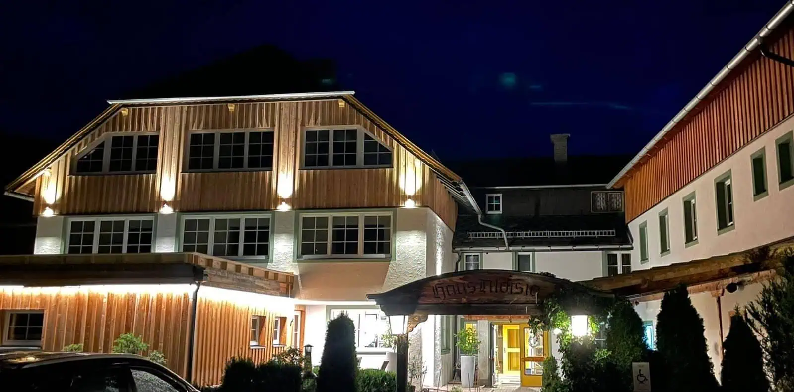 Hotel Aloisia Aussenansicht bei Nacht
