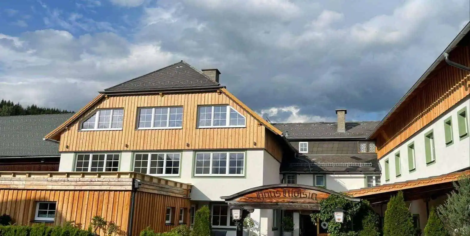 Hotel Aloisia Aussenansicht bei Tag