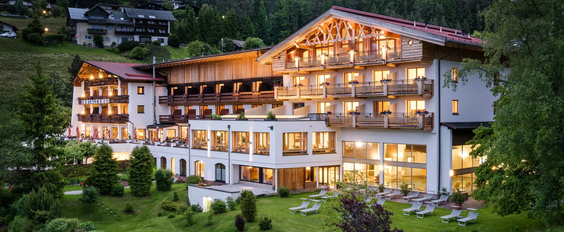 Hotel Inntalerhof Aussenansicht im Sommer. Das Hotel liegt eingebettet in viel Grün und die Berge. -- Das Foto ist ausschließlich für PR- und Marketingmaßnahmen des Panoramahotel Inntalerhof - Möserer Dorfstr. 2 - 6100 Mösern bei Seefeld - Österreich zu verwenden. Jegliche Nutzung Dritter muss mit dem Bildautor Günter Standl (www.guenterstandl.de) - (Tel.: 00491714327116) gesondert vereinbart werden.