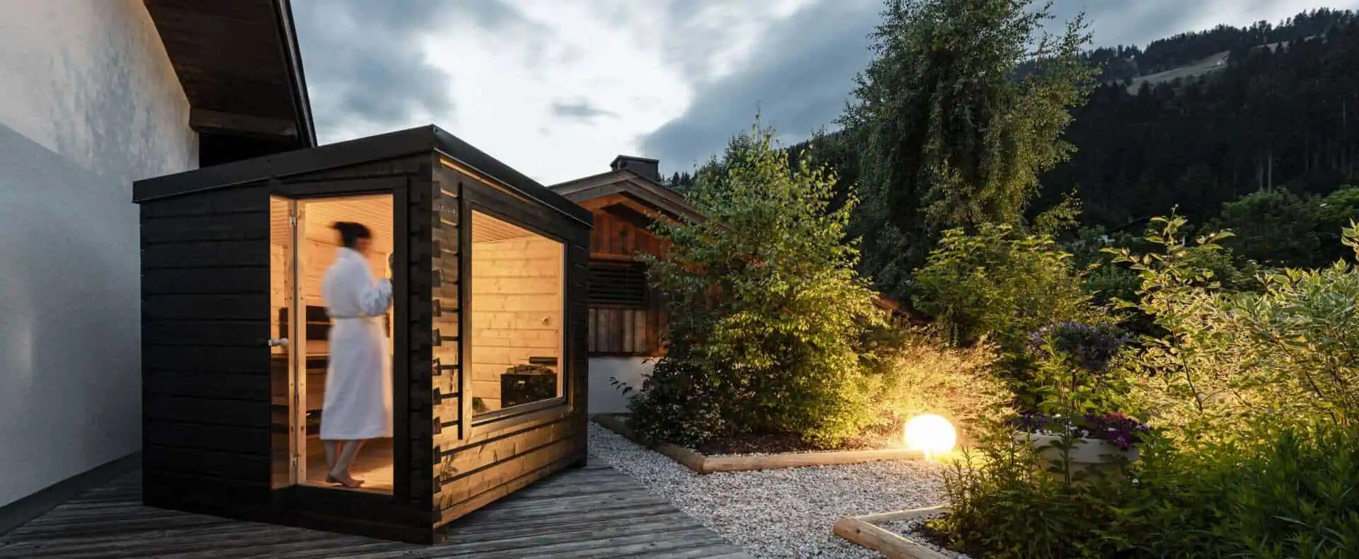 Hotel Strasserwirt für den Urlaub mit Hund in Osttirol / zertifiziert hundefreundliches Hotel / Sauna auf der Terrasse