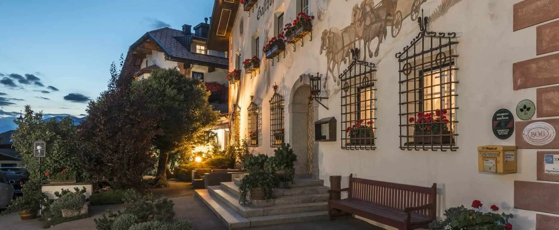 Hotel Strasserwirt für den Urlaub mit Hund in Osttirol / zertifiziert hundefreundliches Hotel / Außenansicht vom Hotel