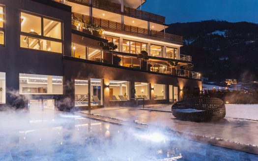 Außenansicht Hotel im Winter bei Dunkelheit mit beheiztem Pool, Hotel Tuberis, Urlaub mit Hund