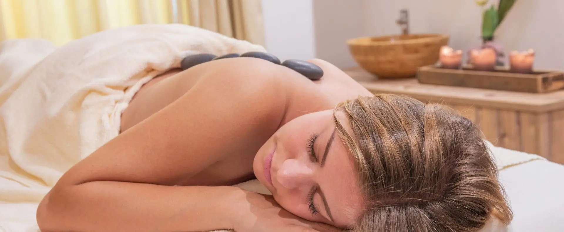 Frau auf Massageliege, Hotel Tuberis, Wellnessurlaub mit Hund