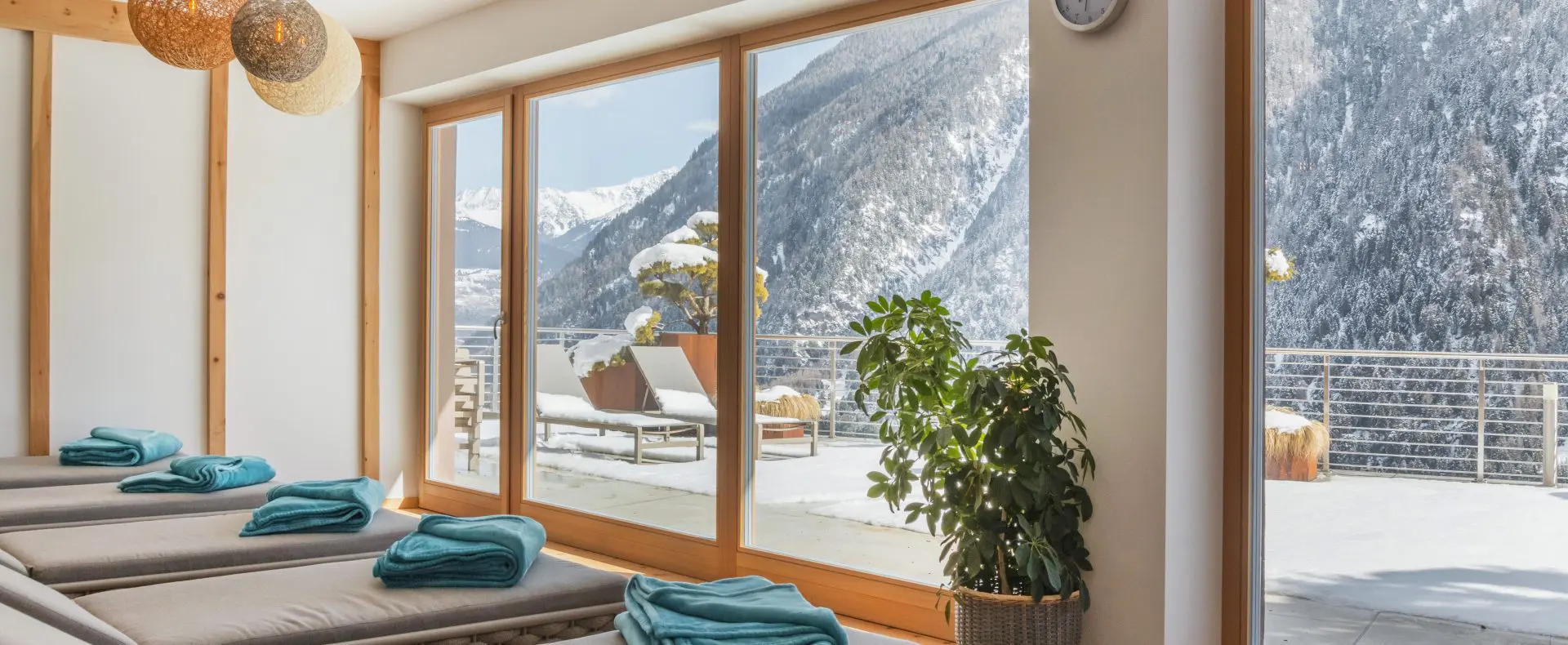 Saunabereich mit Ausblick auf eine Winterlandschaft, Hotel Tuberis, Urlaub mit Hund