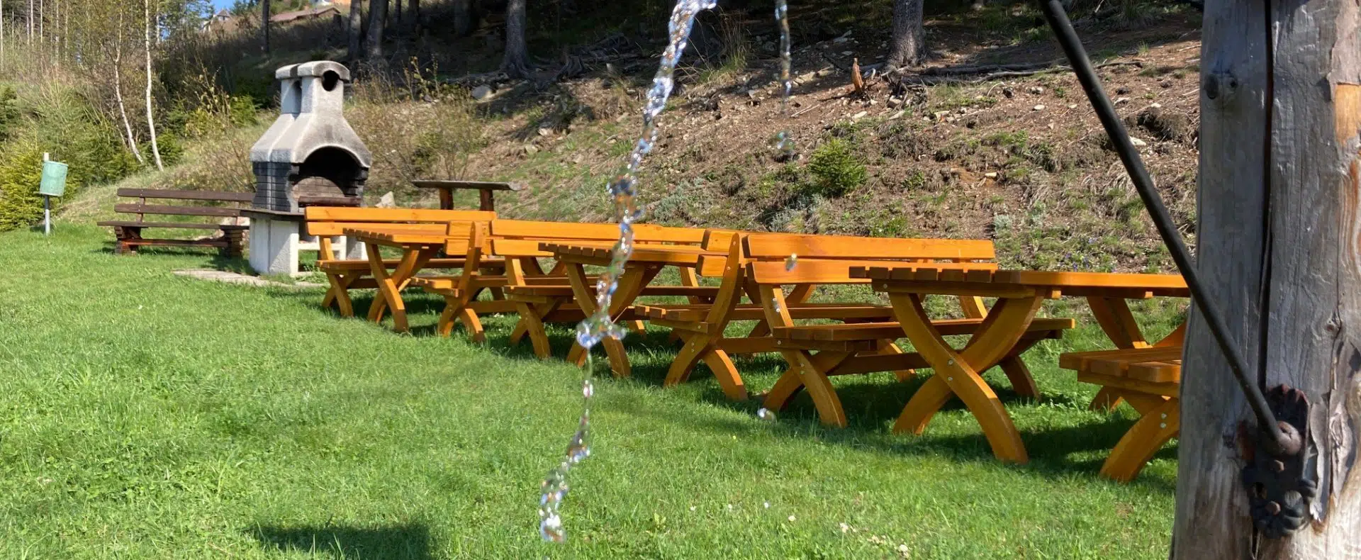 Hüttendorf Präbichl Grillplatz mit Wasserspender aus Holz