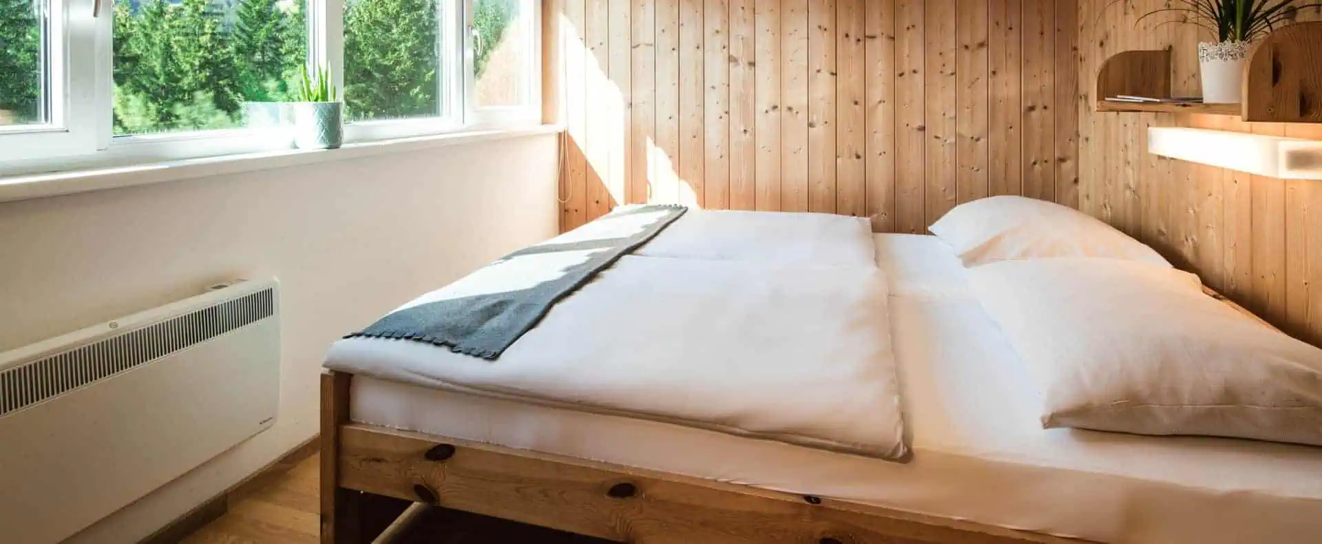 Schlafzimmer mit Ausblick ins Grüne