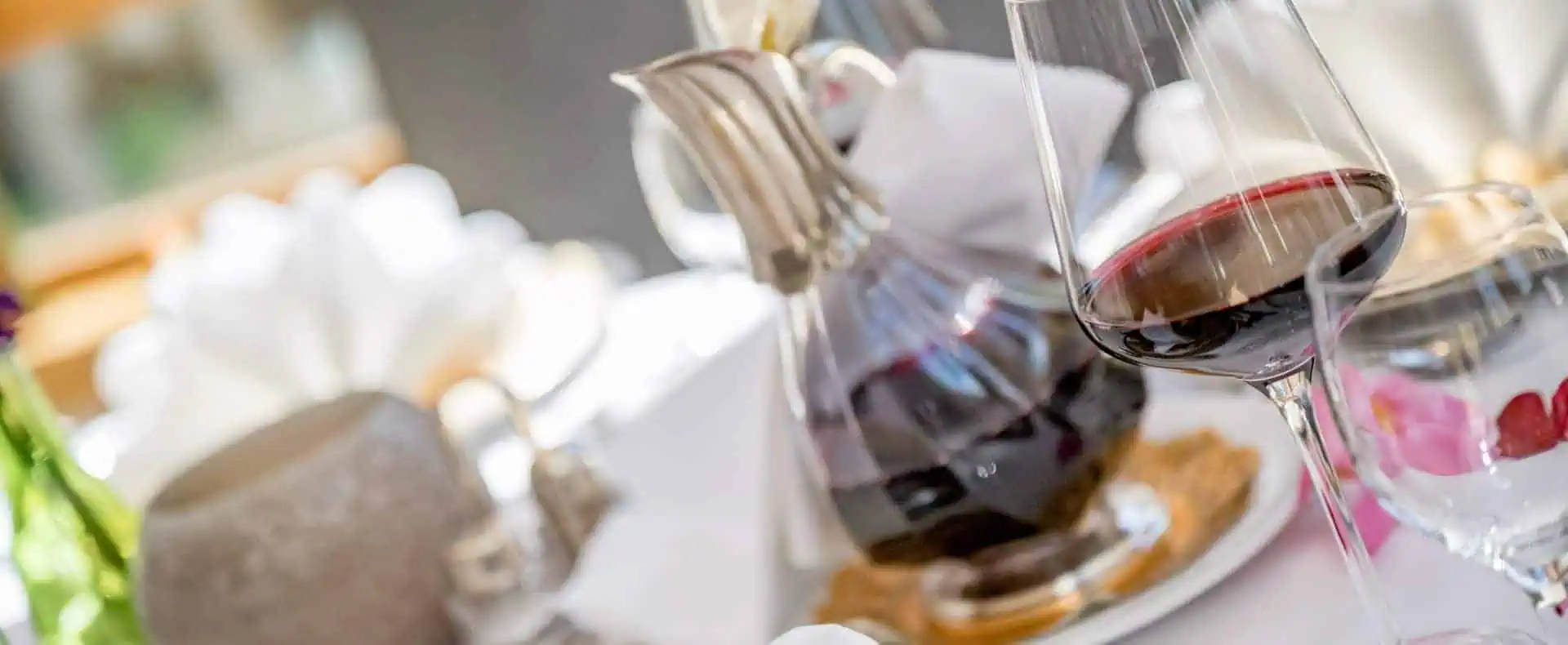 Rotwein Dekanter mit gefülltem Weinglas