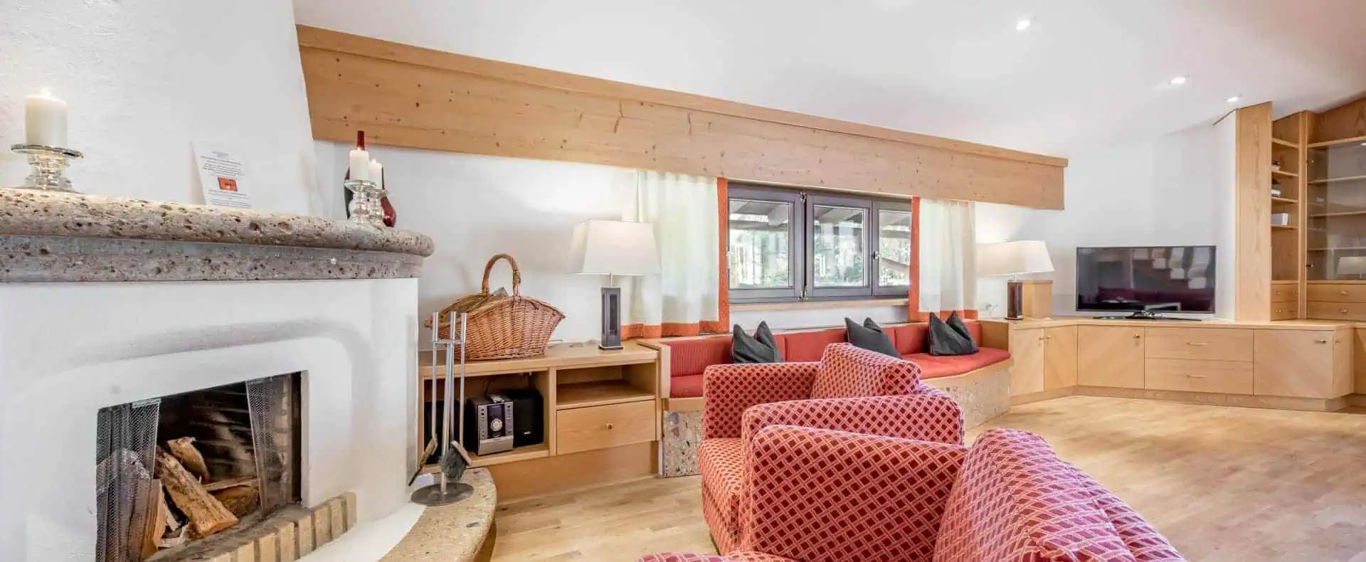 Offener Kamin und Sofas in rot, Inntalerhof