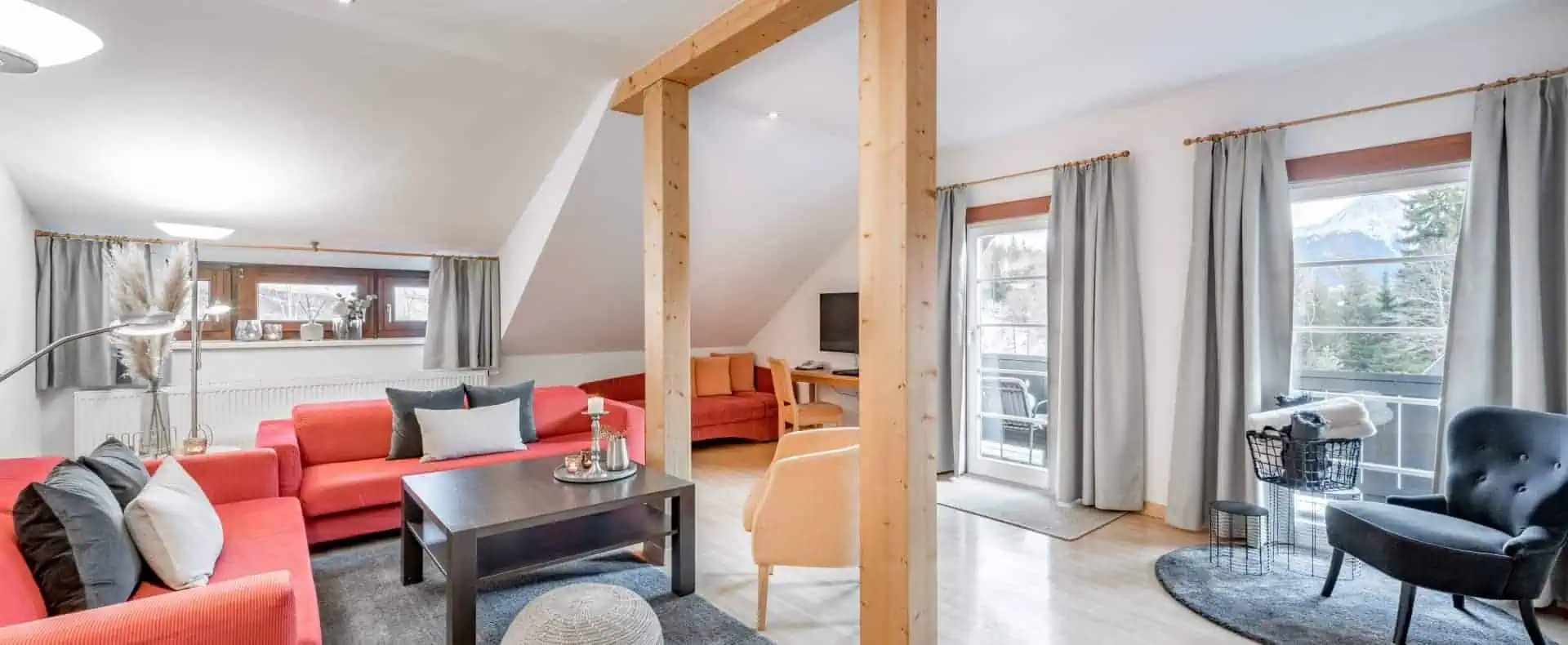 Inntalerhof, Sofaecke und Ohrensessel, Balkon