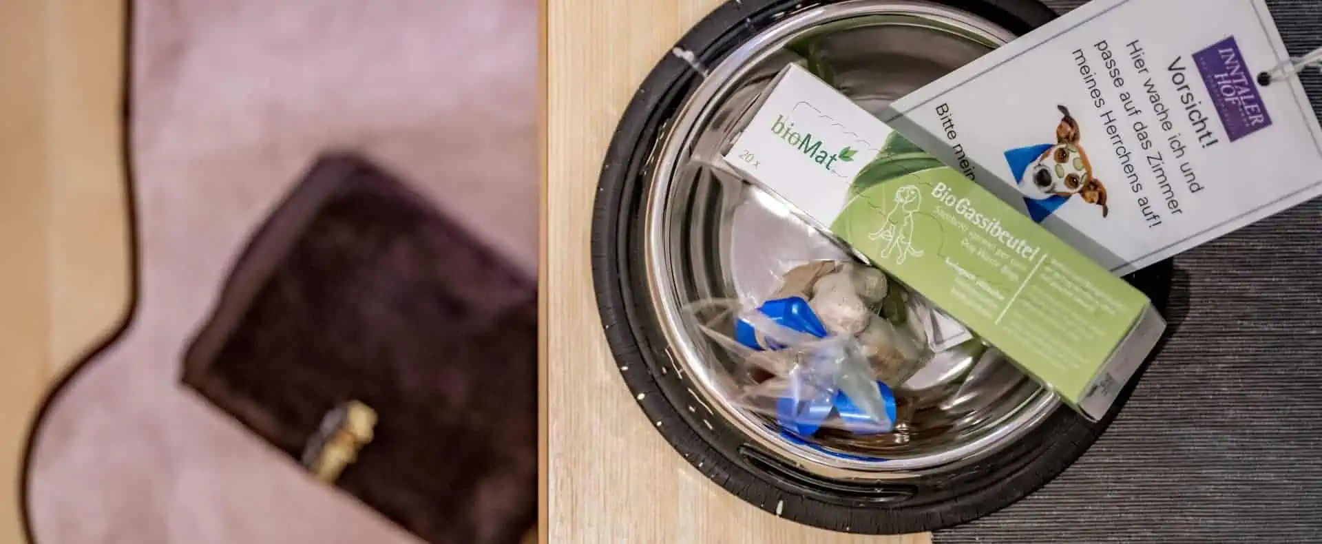 Hunde willkommen, Napf und Decke für den vierbeinigen Freund - Pfotencheck