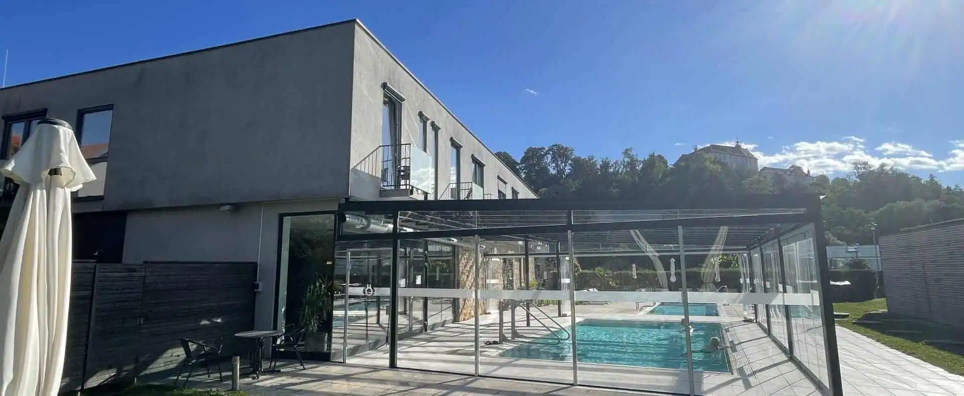 Kaiser von Österreich, Historik- & Thermalhotel, Aussenansicht mit Pool, Sommer