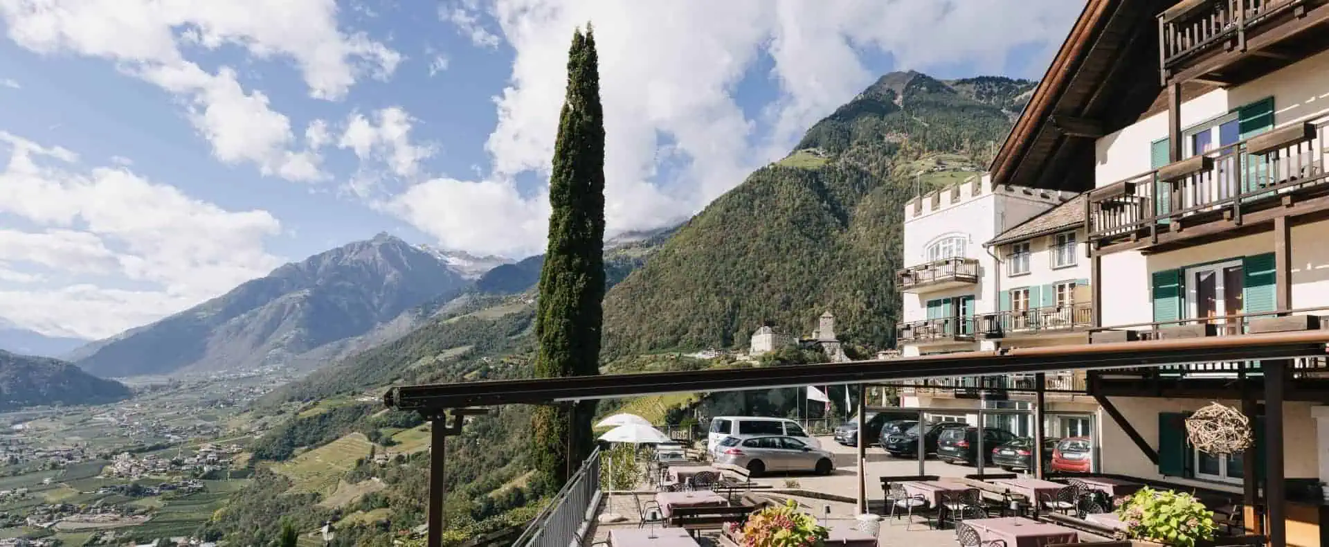 Terrasse, Hundehotel Mair am Ort. (c) Benjamin Pfitscher