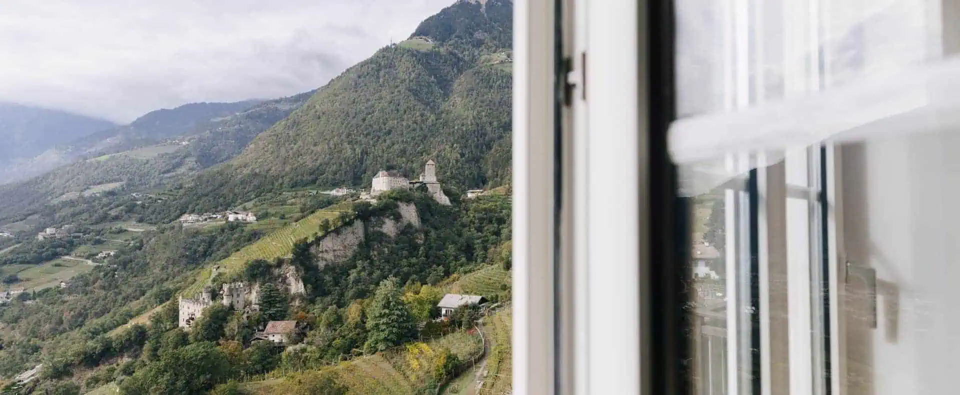 Blick aus dem Fenster, Hundehotel Mair am Ort. (c) Benjamin Pfitscher