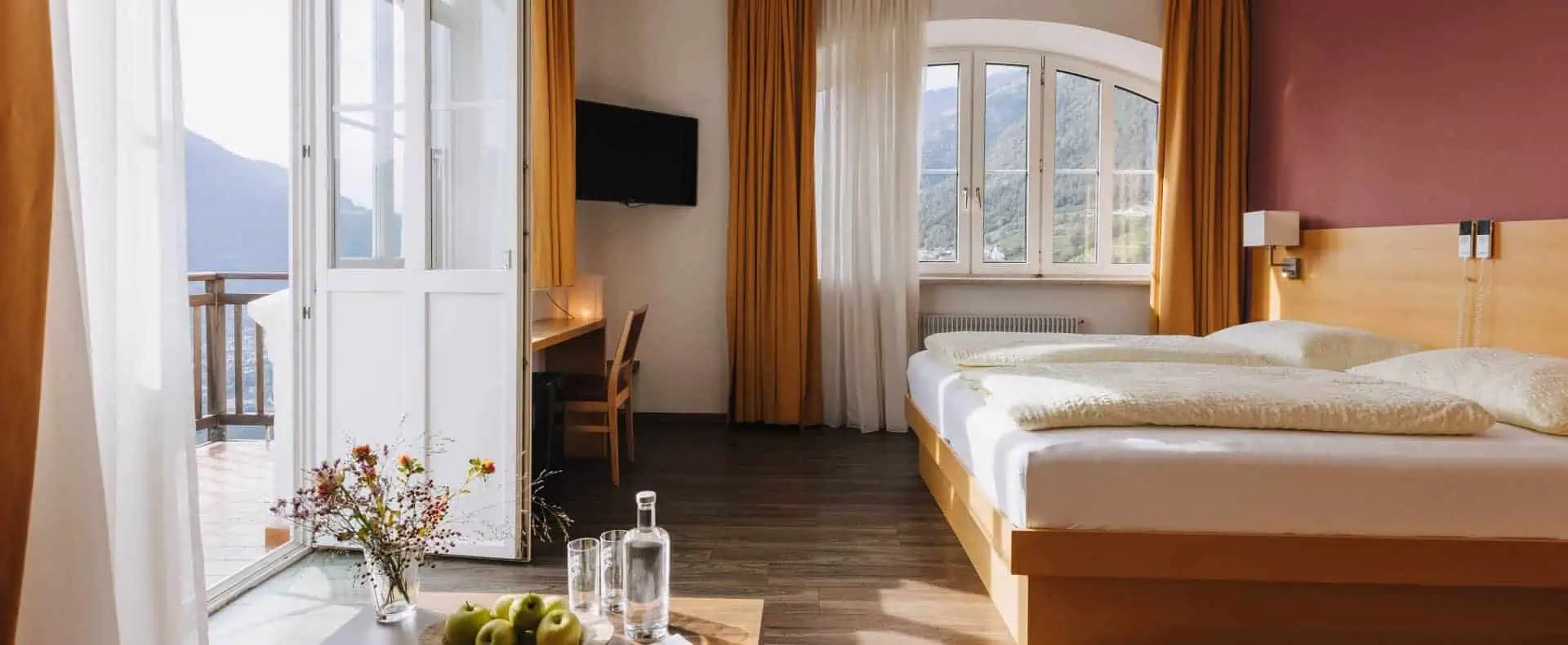 Zimmer mit Doppelbett und Balkon, Hundehotel Mair am Ort. (c) Benjamin Pfitscher