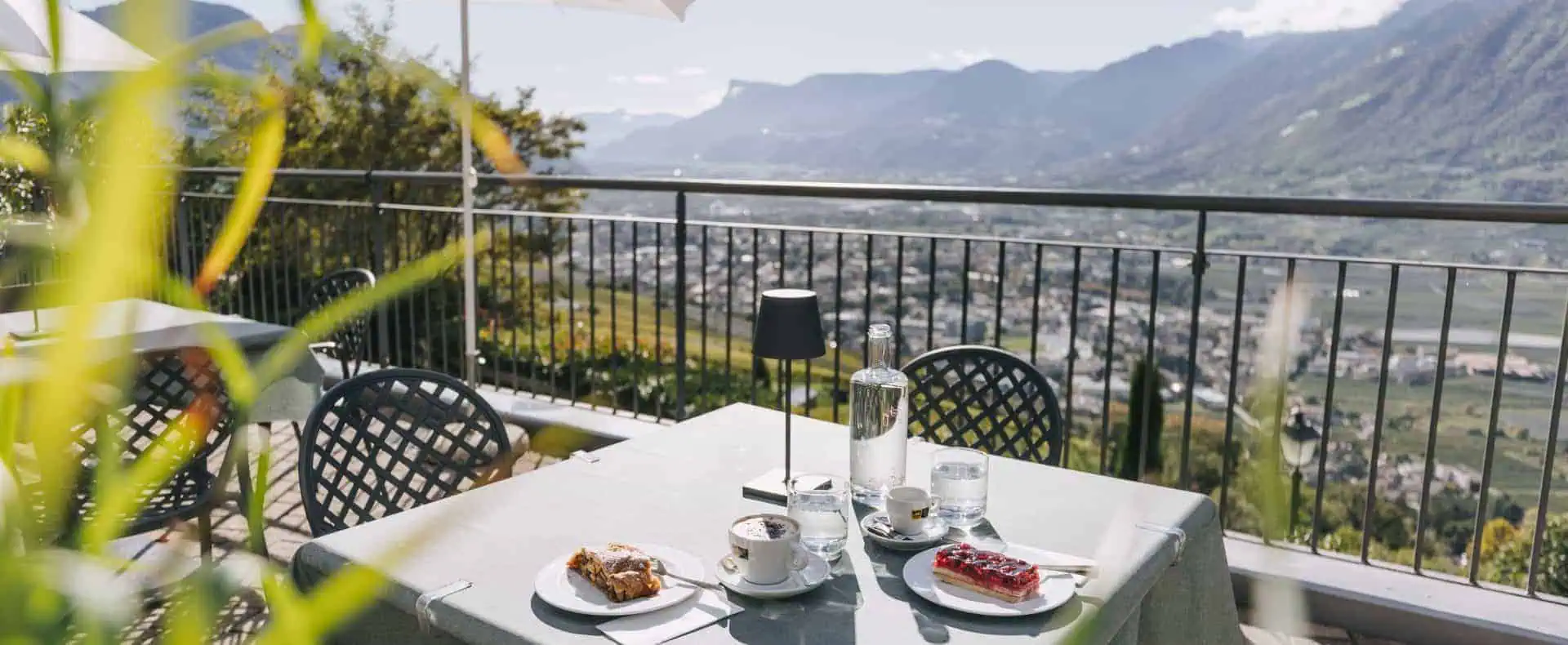 Hundehotel Mair am Ort, Terrasse bei Schönwetter mit Ausblick. (c) Benjamin Pfitscher