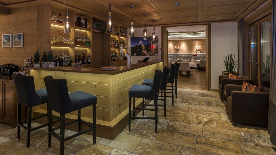 Bar im Hotel Tannenhof mit Hockern