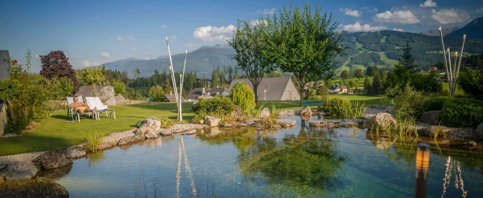 Teich und Aussicht auf die Berglandschaft, Hotel Berghof