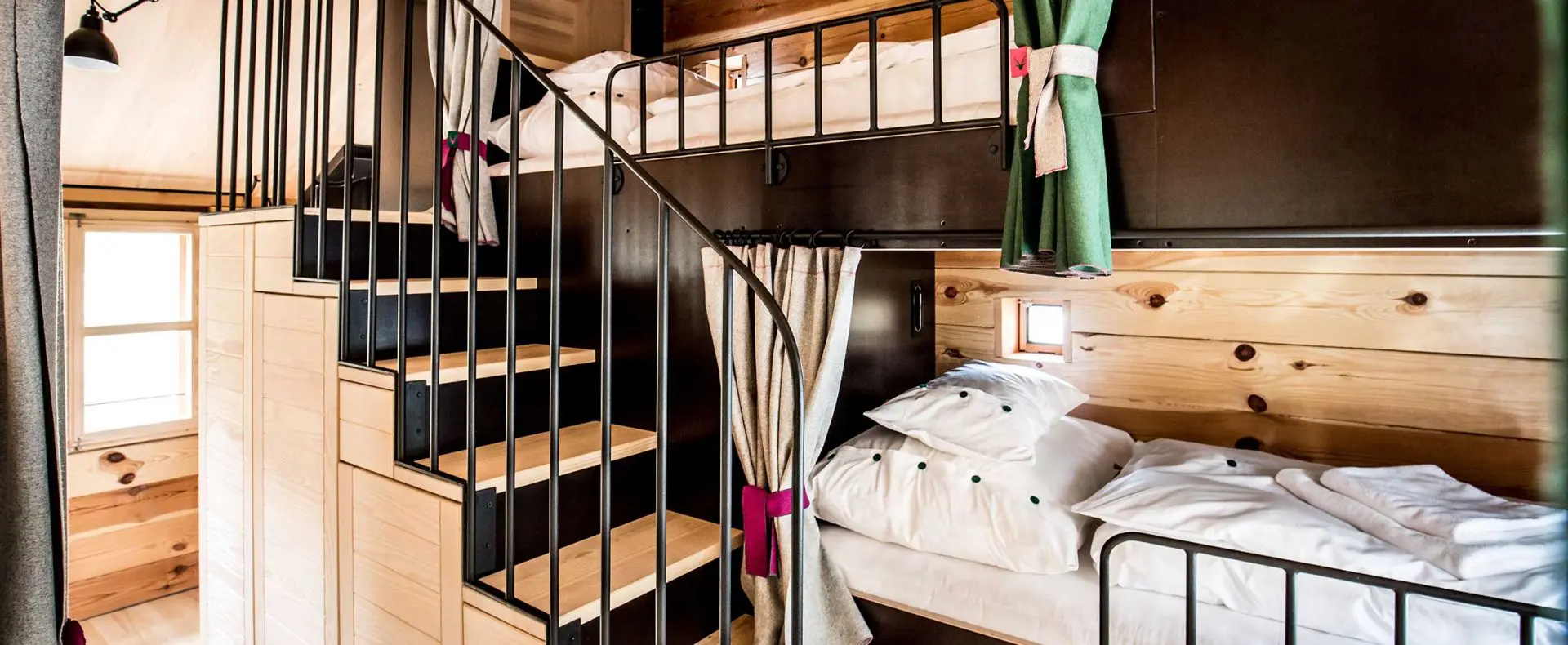 Österreichurlaub mit Hund, Treppen, Aufgang, Hollmann am Berg - Turracher Höhe, Betten, Stockbett, Urig, Modern, Geländer
