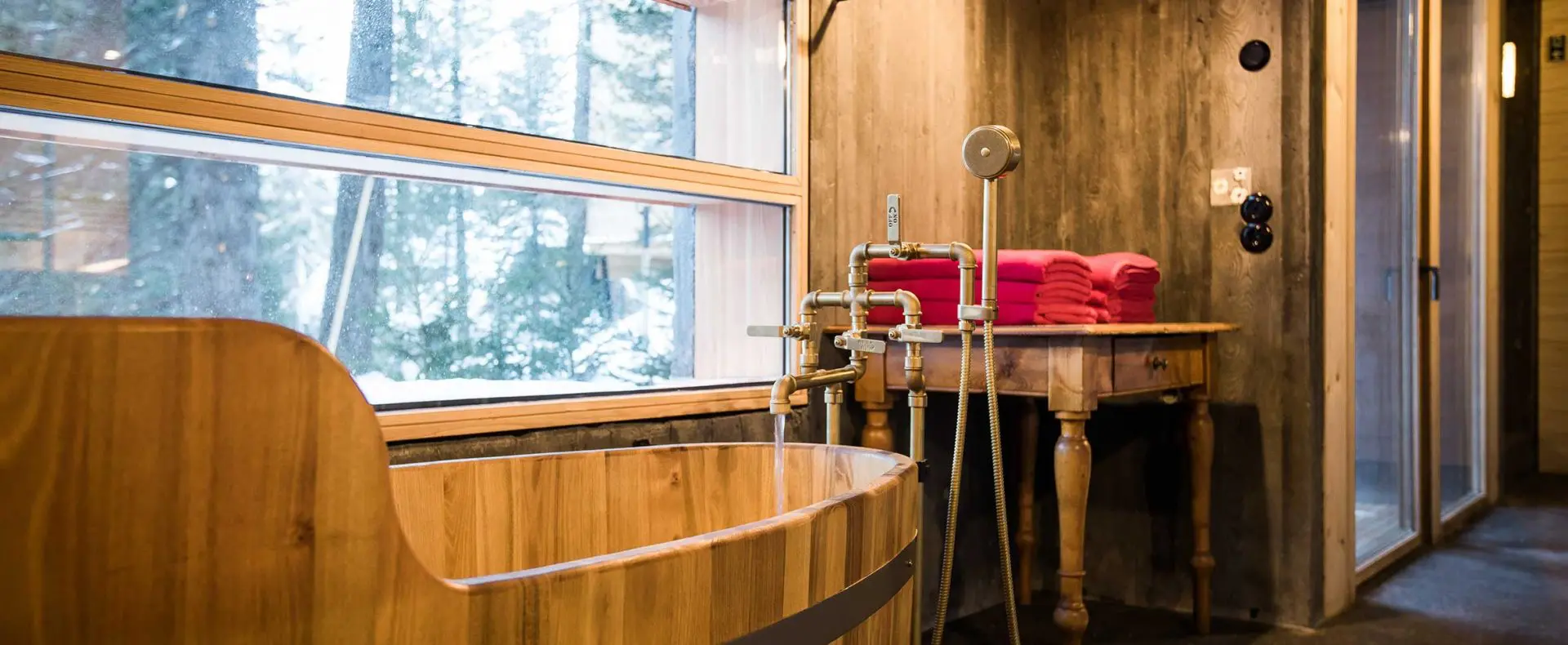 Badezimmer, Badewanne, Urig, Ausblick, Natur, Aussicht, Wald, Bäume, Urlaub mit Hund, Österreichurlaub mit Hund