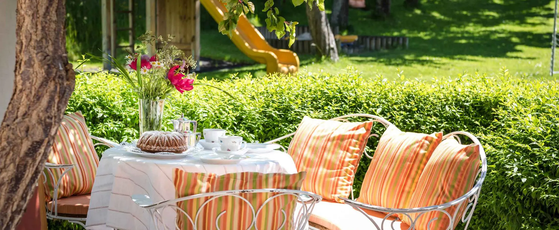 Sitzgelegenheit, Stühle, Tisch, Garten, Rutsche, Spielplatz, Familienurlaub, hundefreundlich