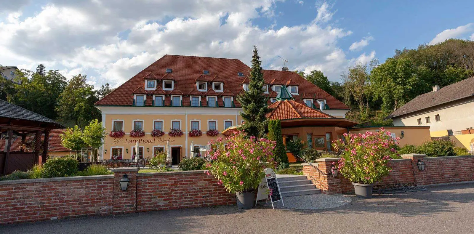 Wachau, Landhotel Wachau, Garten, Außenansicht, Bäume, Blumen, Sommer
