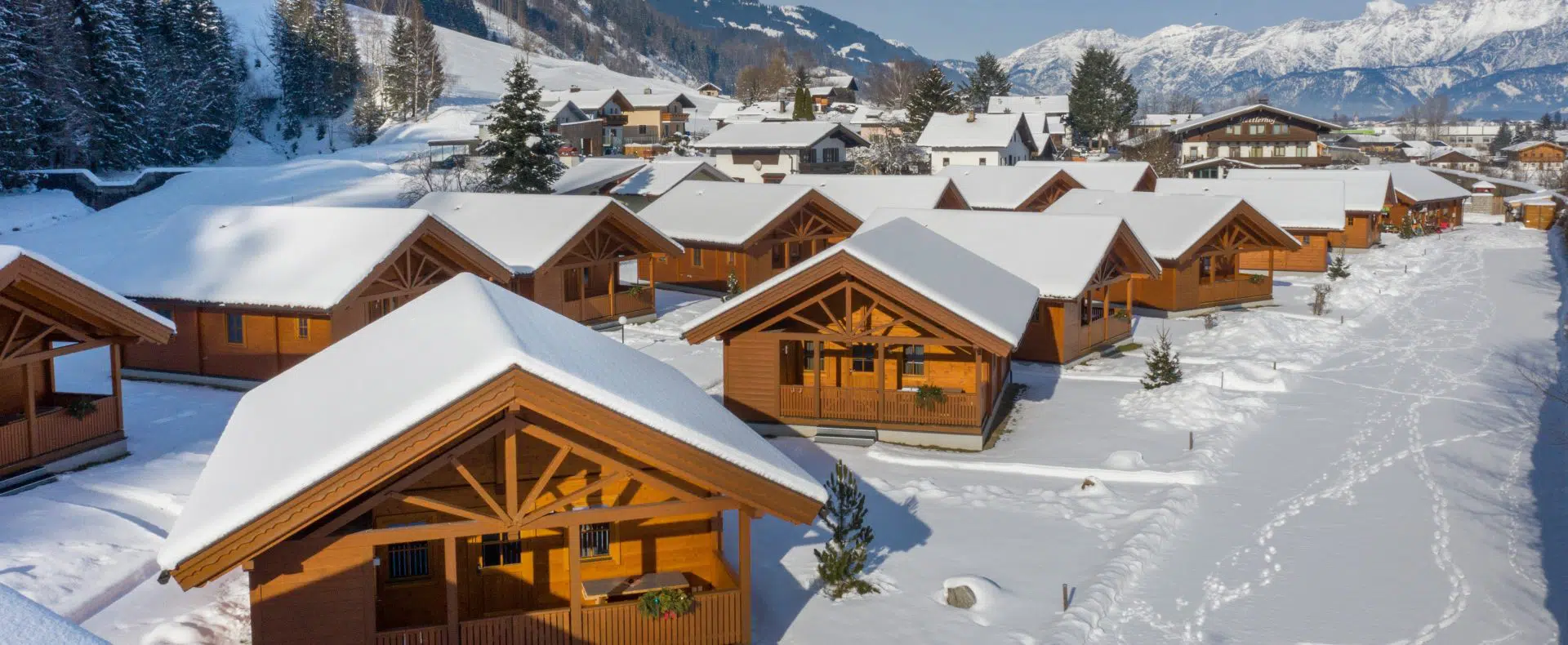 Feriendorf Oberreit im Winter, Aufnahme von oben, Schnee auf den Ferienhäusern