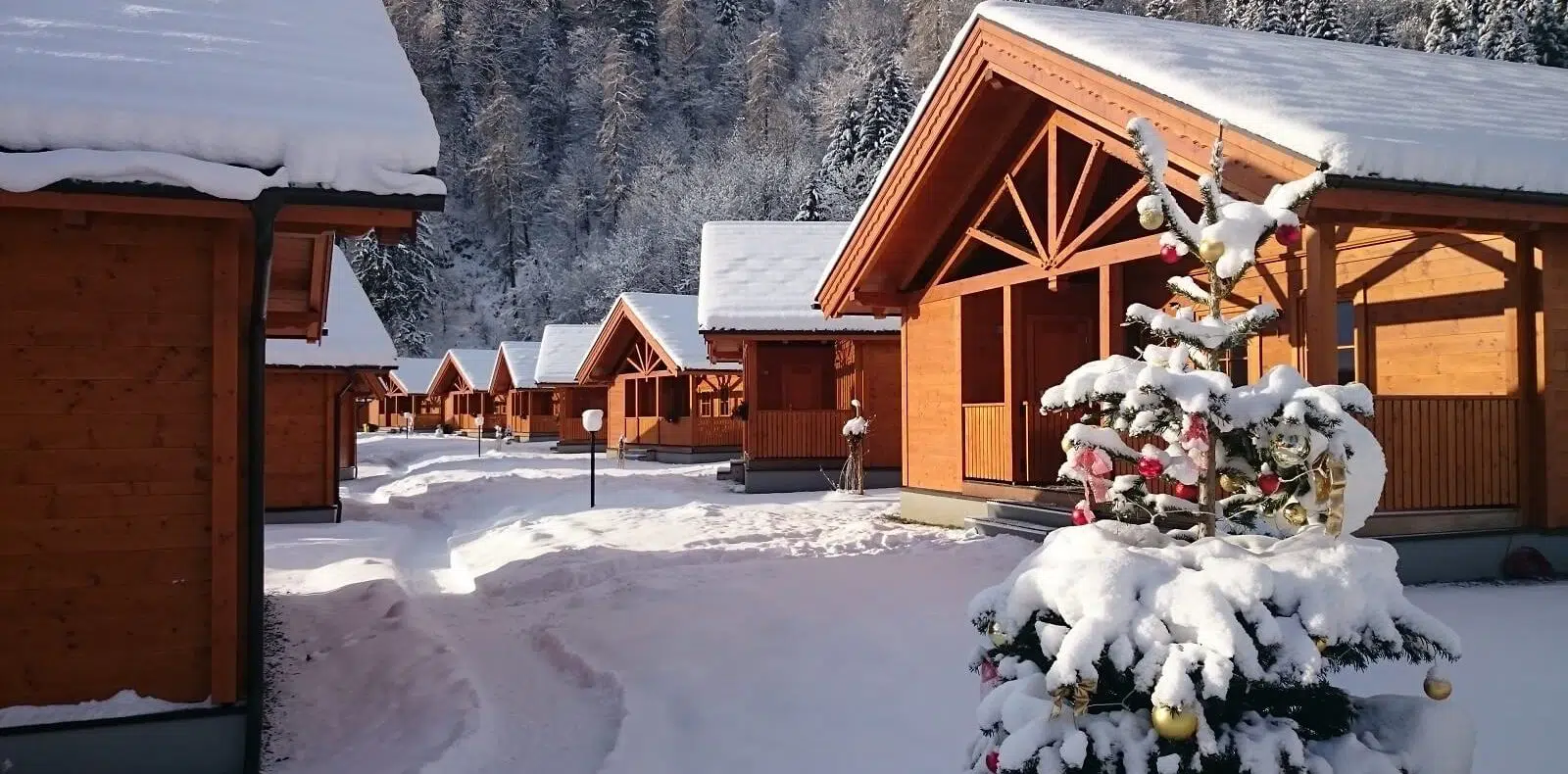 Feriendorf Oberreit Winter Aussenansicht mit Schnee