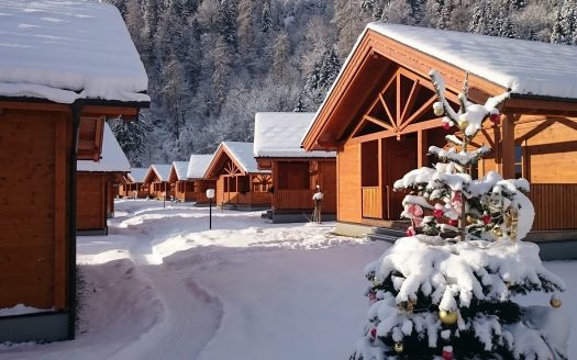 Feriendorf Oberreit Winter Aussenansicht mit Schnee