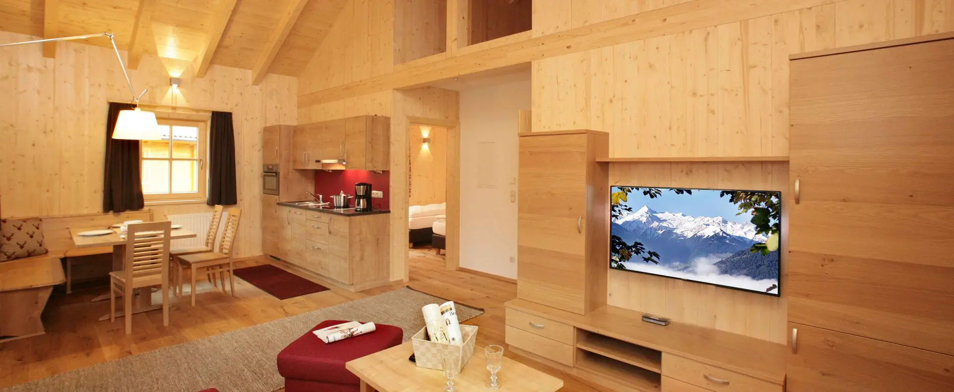 TV, Holz, Einrichtung, Tisch, Sofa, Stühle, Küche, Kühlschrank, Fenster, Sitzgelegenheit, Sitzecke