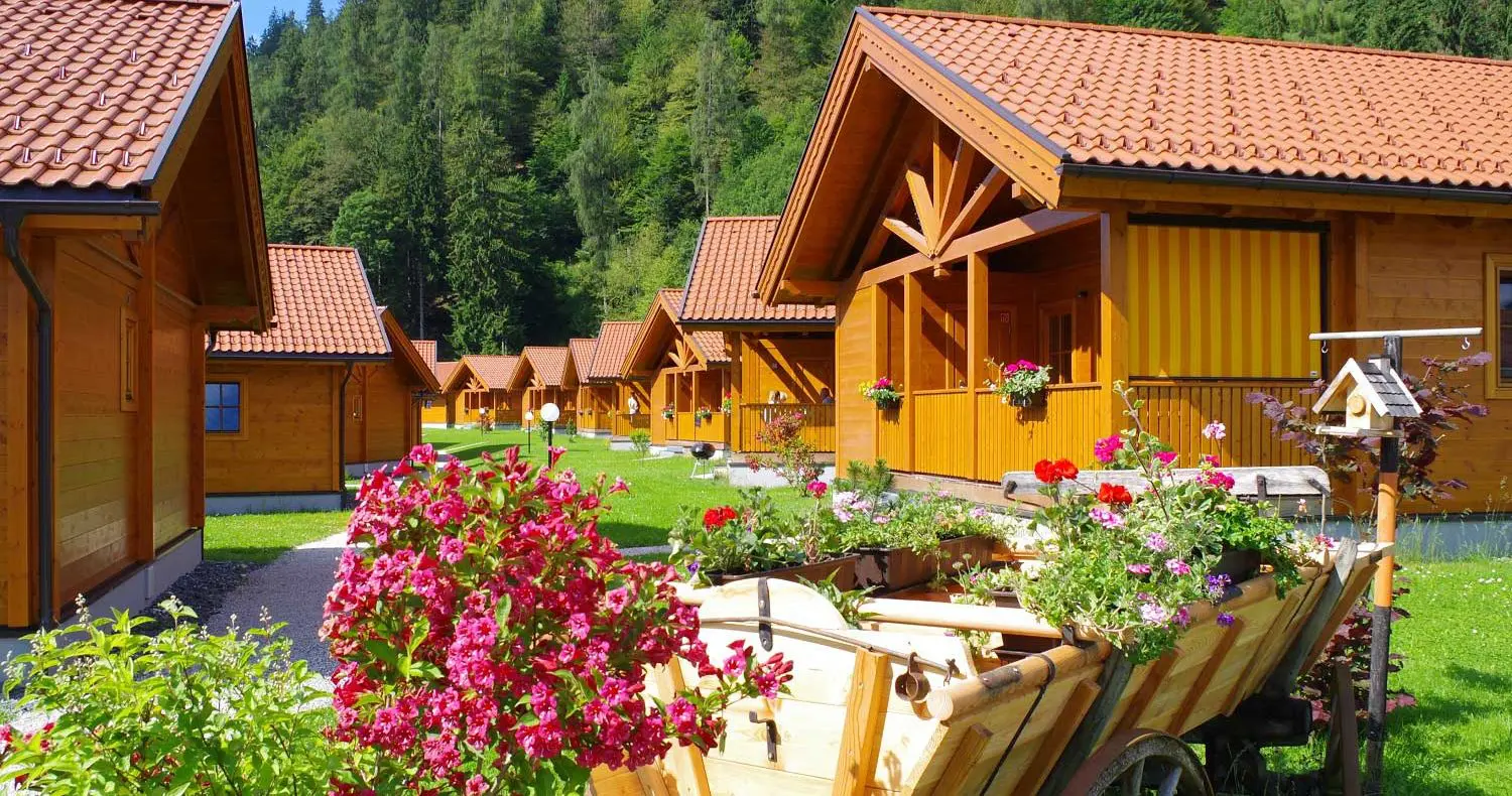Feriendorf Oberreit, Blumen, Ausblick, Sommer, Sonne, Häuser, Berge