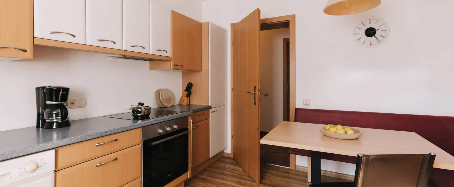 Ferienwohnung Mair am Ort, Küche mit Esstisch. (c) Benjamin Pfitscher