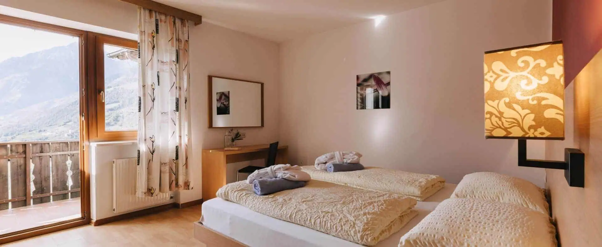 Ferienwohnung, Doppelzimmer mit Balkon, Mair am Ort. (c) Benjamin Pfitscher