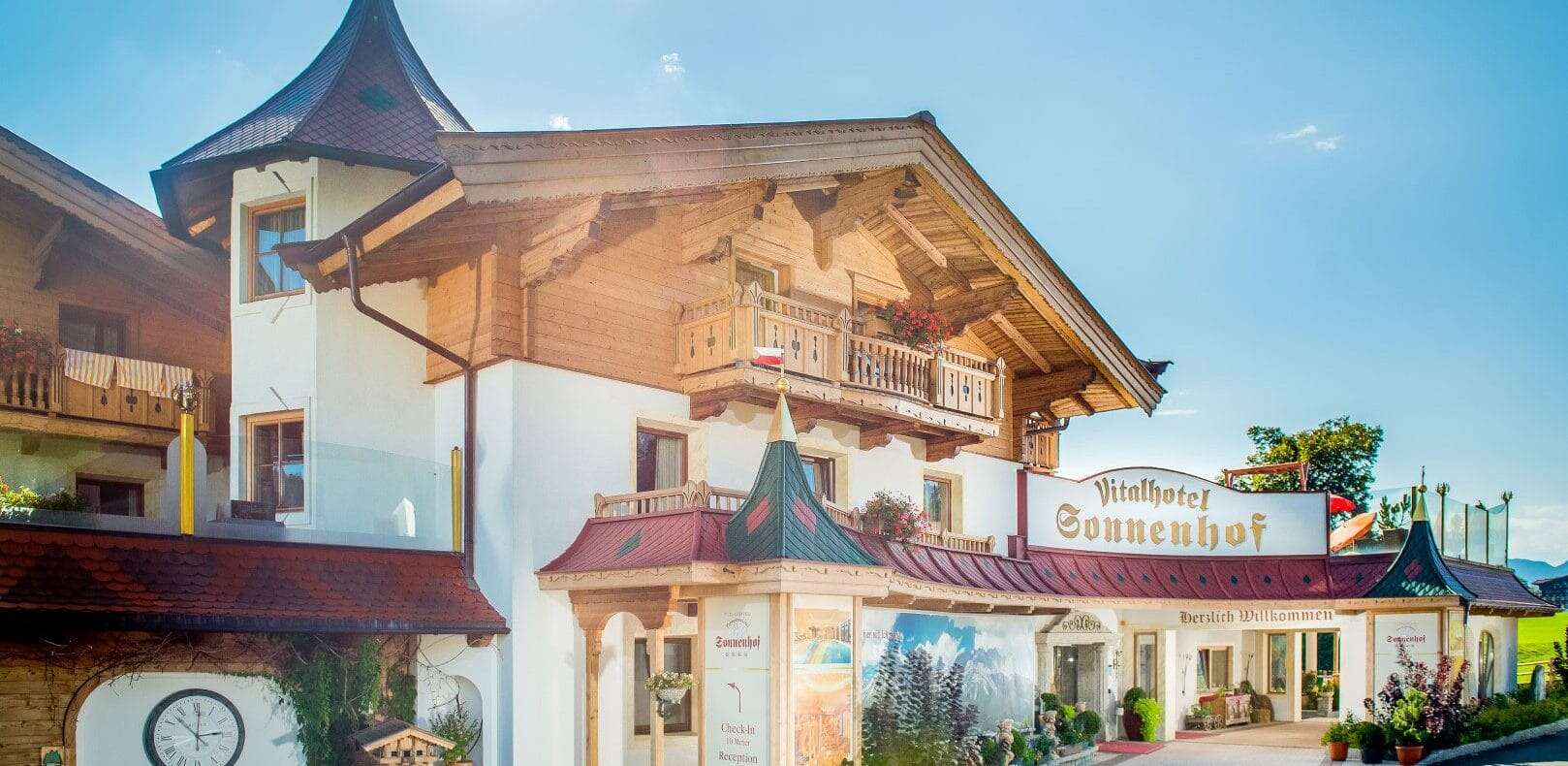 Urlaub mit Hund, Sommer, Sonnenschein, Vitalhotel Sonnenhof Außenansicht, Urlaub mit Hund