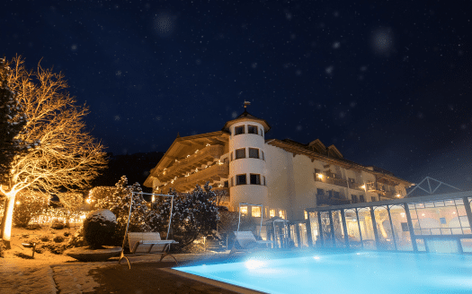 Schwimmbad im Winter, Außenansicht Hotel, Hotel Magdalena, Winterurlaub mit Hund in Österreich