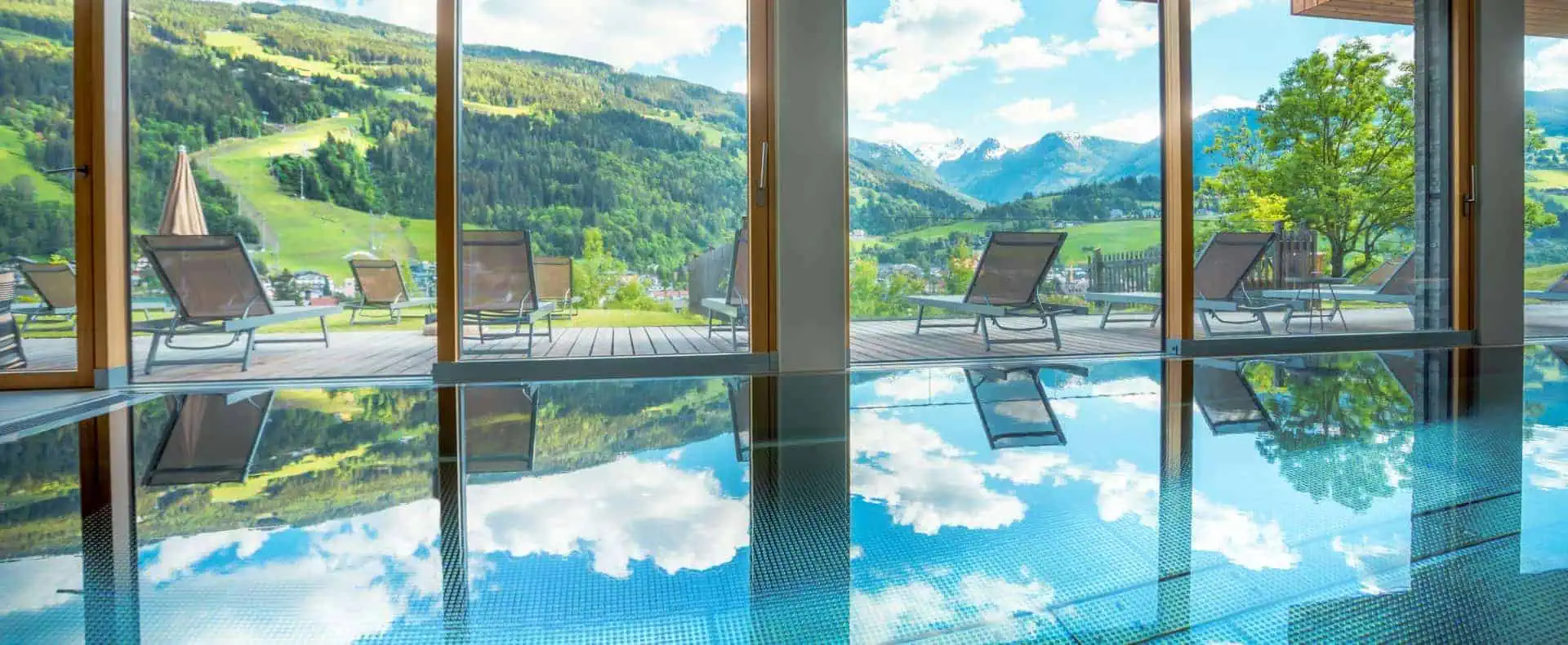 Schwimmbad mit Aussicht in der Sun Lodge