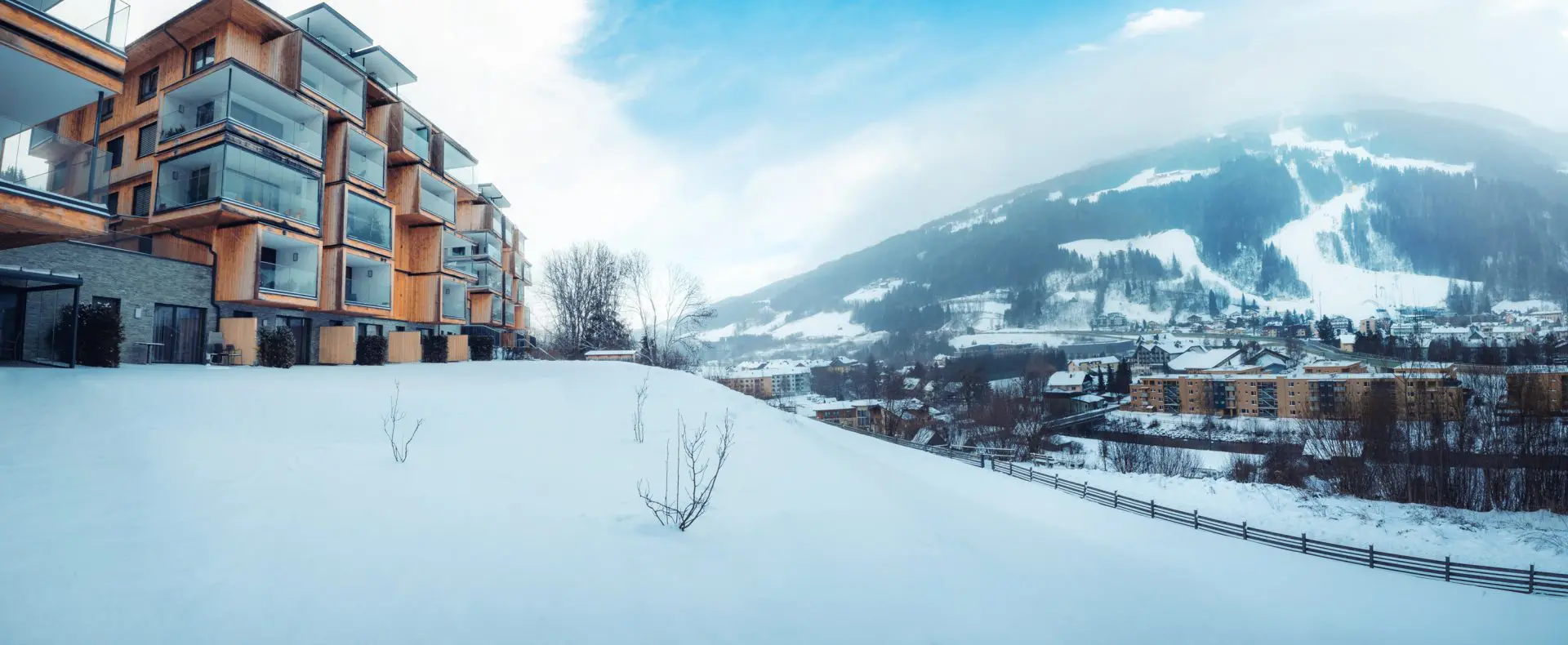 Die Sun Lodge im Winter, umgeben von Schnlee liegt das Hotelgebäude da