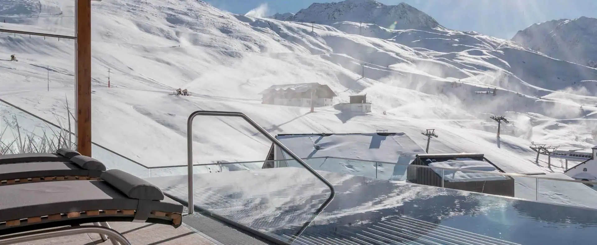 Outdoor Pool umgeben von Schnee im Hotel Riml.