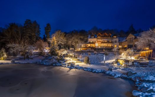 Natur-Hunde-Hotel Bergfried, Winter Aussenansicht bei Nacht mit Teich im Vordergrund