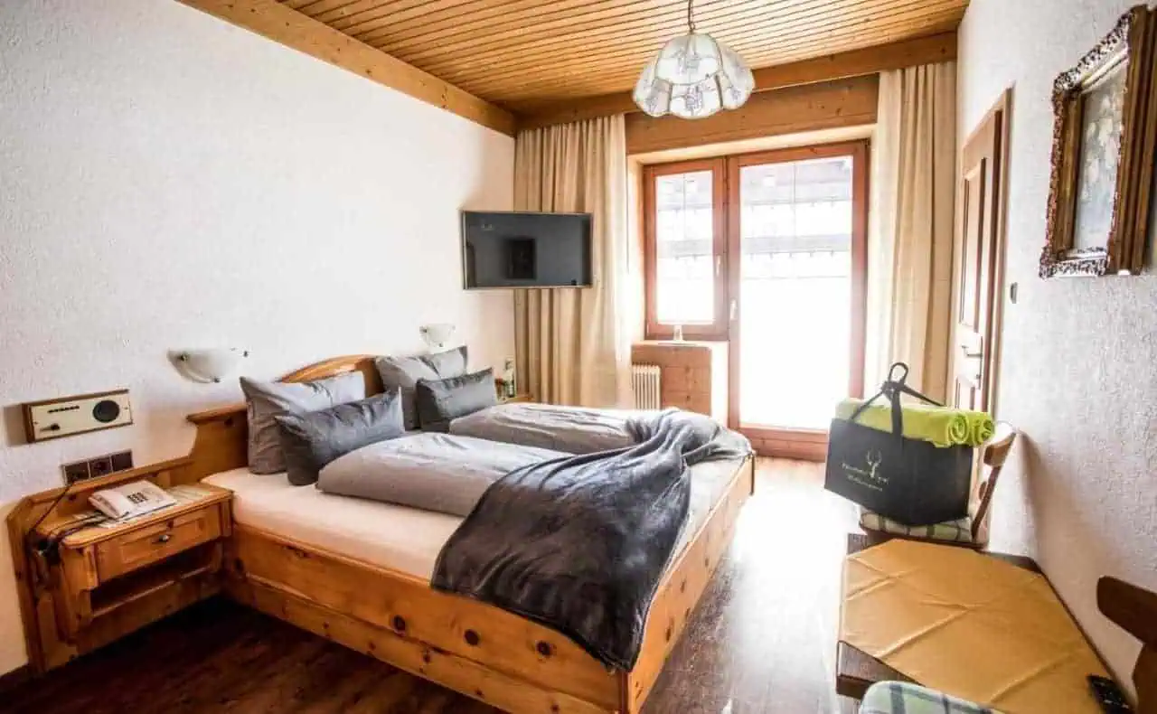 Zimmerbeispiel mit Balkon