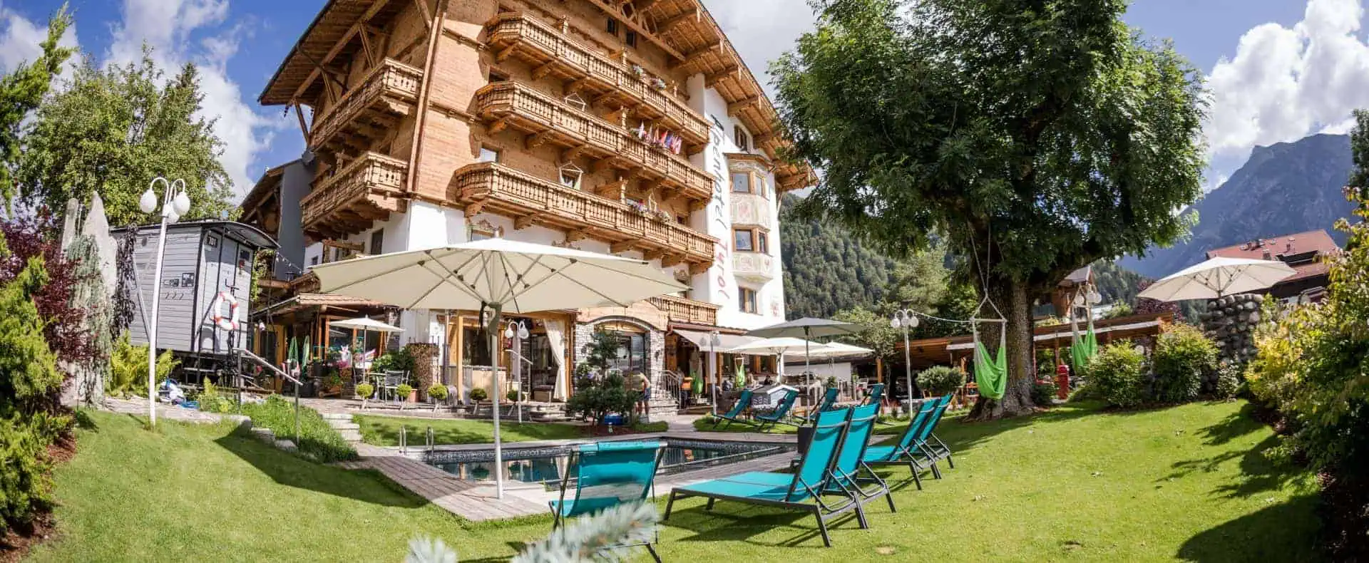 Alpenhotel Tyrol, Aussenansicht Sommer Garten