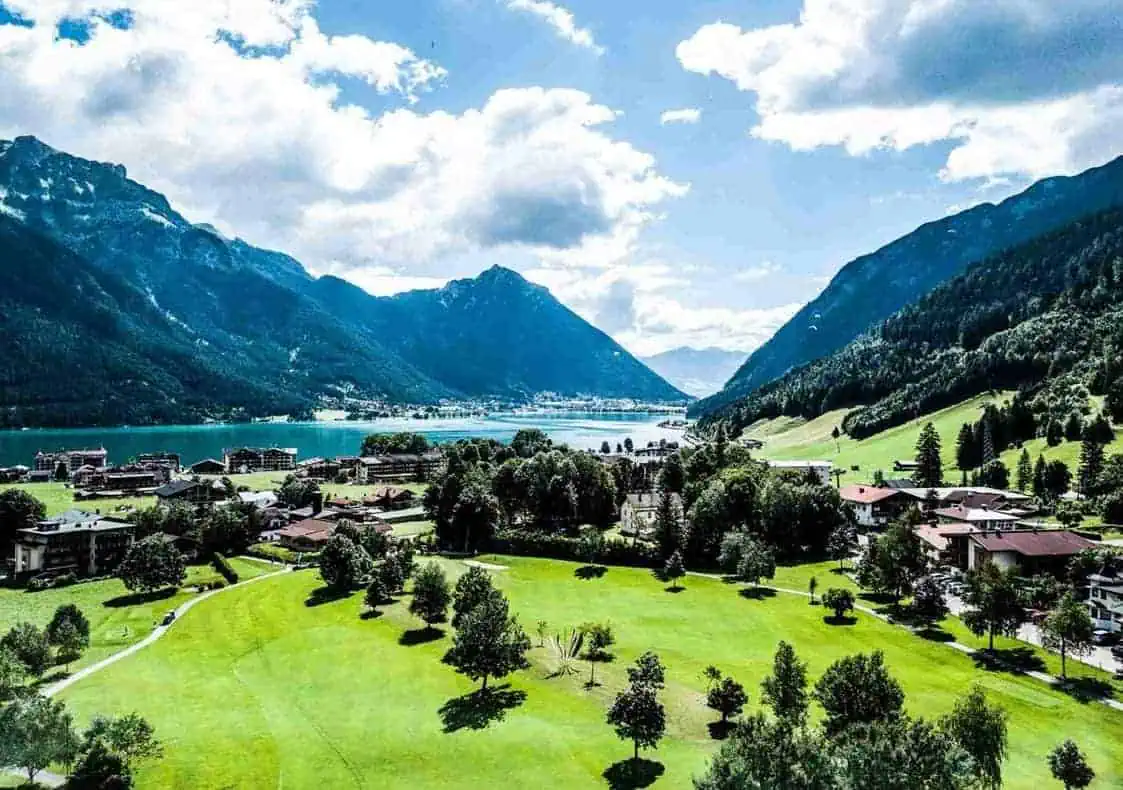 Sommer Aussicht auf den Achensee und die Berge, Alpenhotel Tyrol