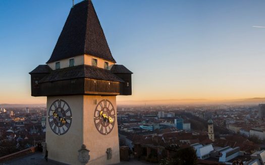 Der Grazer Uhrturm ist das Wahrzeichen von Graz uns steht am Schlossberg, einem beliebten Ausflugsziel für dich und deinen Hund.