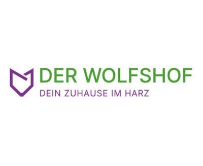 Der Wolfshof, Logo Schriftzug "Der Wolfshof, Dein Zuhause im Harz" - Grün und Violett auf Weiß