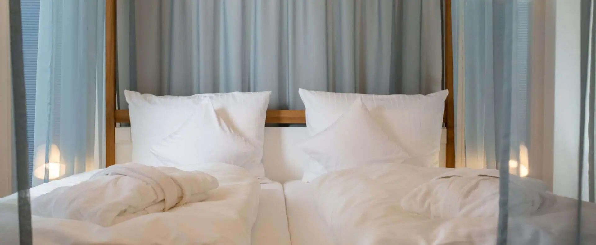 Schlafzimmer mit frisch bezogenem Bett