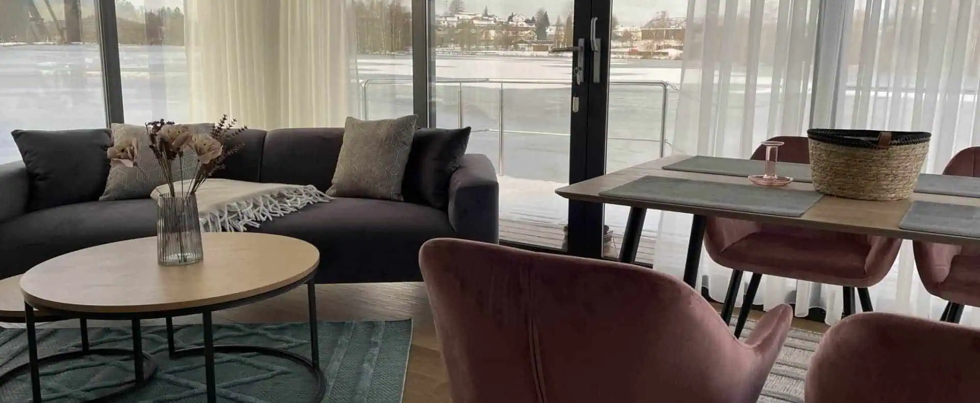 Wohnbereich Hausboot mit Sofa und Esstisch