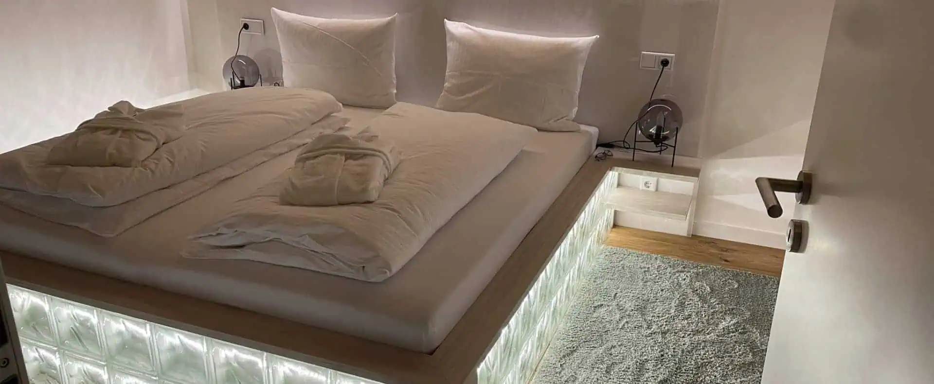 Doppelbett Element Licht, von unten beleuchtetes Bett im Waidlerland Ferienpark