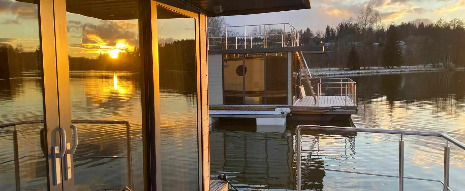 Terrasse am Hausboot bei Sonnenuntergang